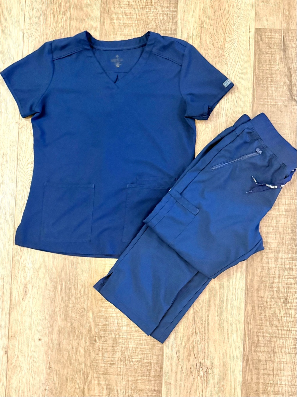 Med Couture Insight Navy Scrub Set Women’s Medium Top & Pants